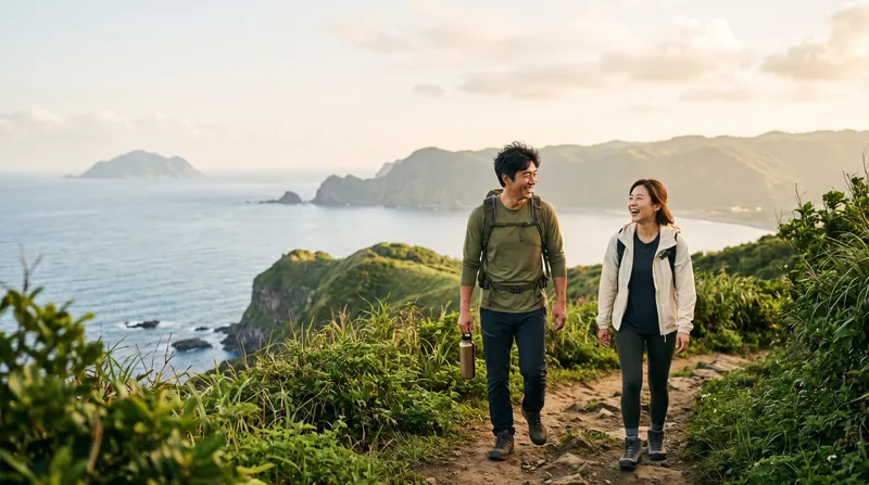 해안 산길을 나란히 걸으며 이야기하고 웃는 두 사람